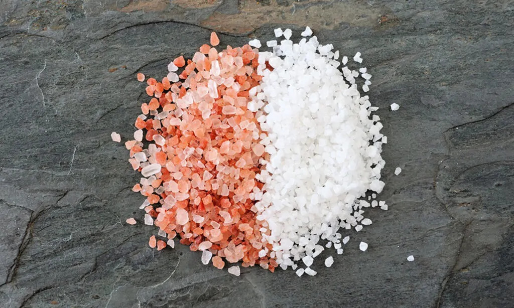 iodized salt vs himalayan salt 1024x614 (1)
